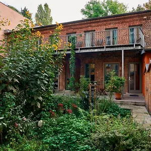 Beautiful Backyard Remise Apartment